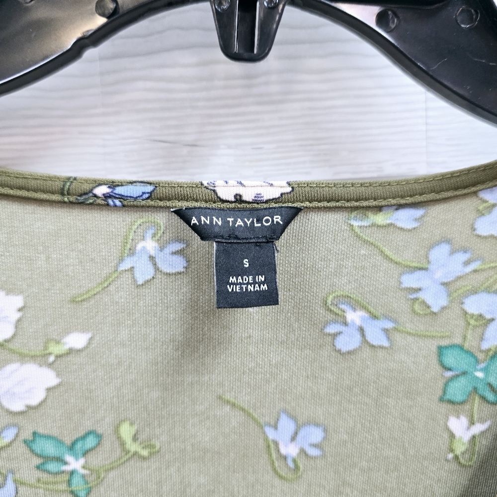 Ann Taylor Floral V-Neck Blouse‎ - Picture 3 of 7